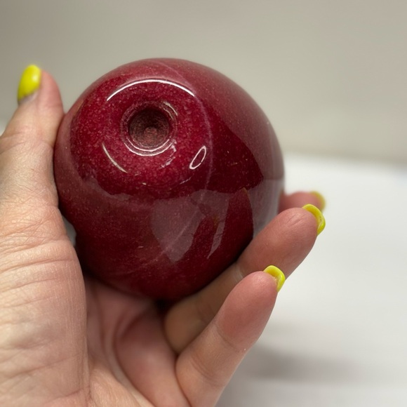 VINTAGE RED ALABASTER APPLE POLISHED STONE FRUIT DECORATIVE PAPERWEIGHT - Picture 2 of 4